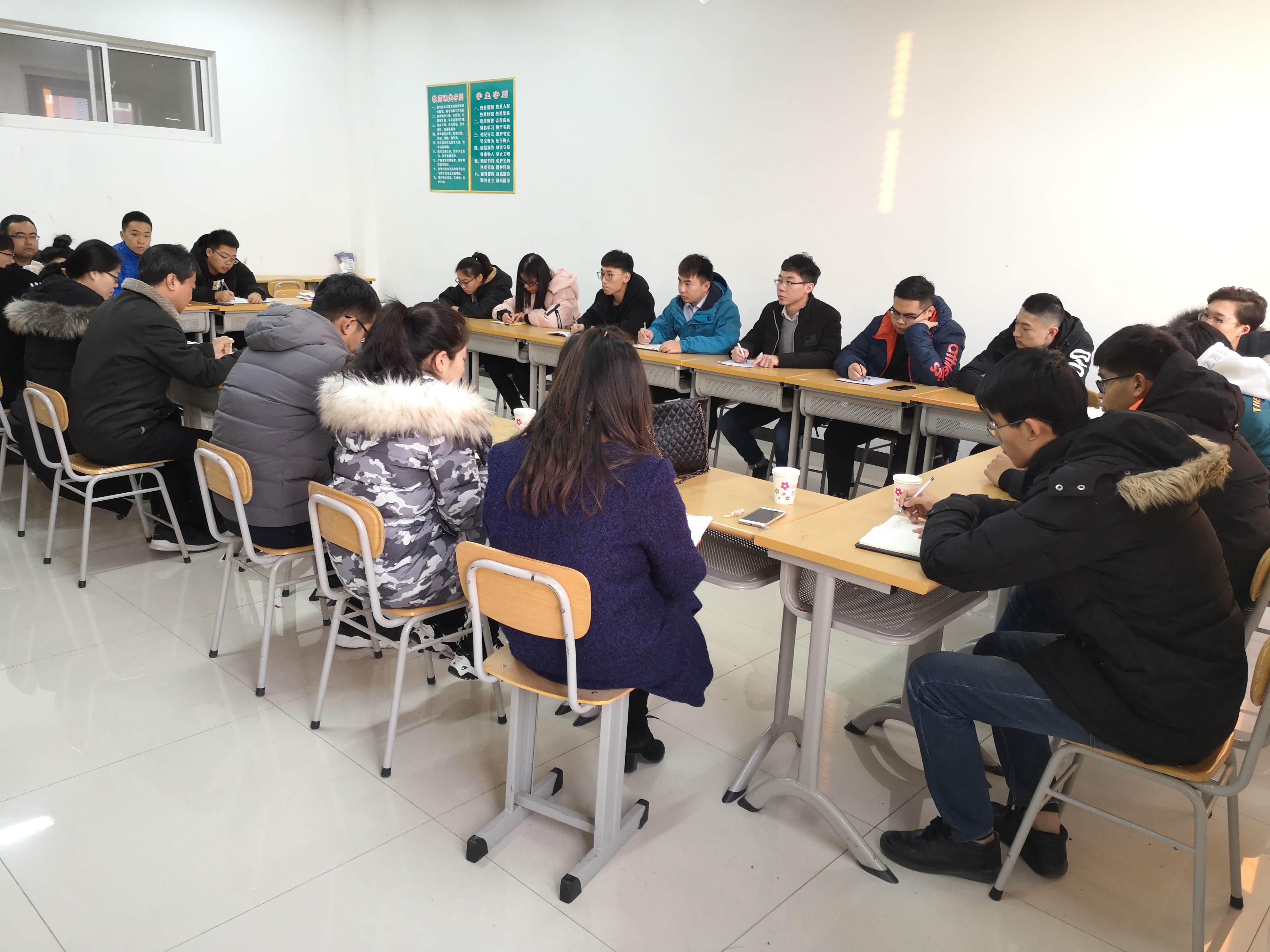 紧抓学风建设,落实安全教育2.jpg 雷竞技网站